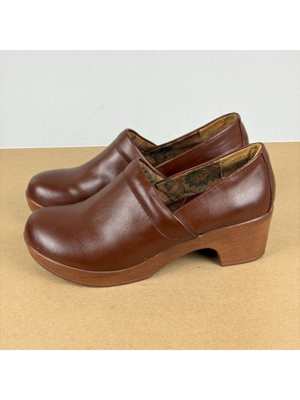 BOC Born Jaylin Leather Clogs Womens 9 Brown Slip On Casual Comfort Shoes
